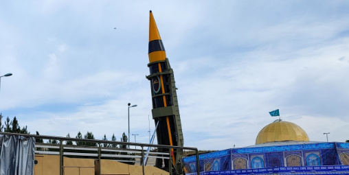 إيران تبعث برسالة نارية إلى واشنطن: صاروخ "خ&